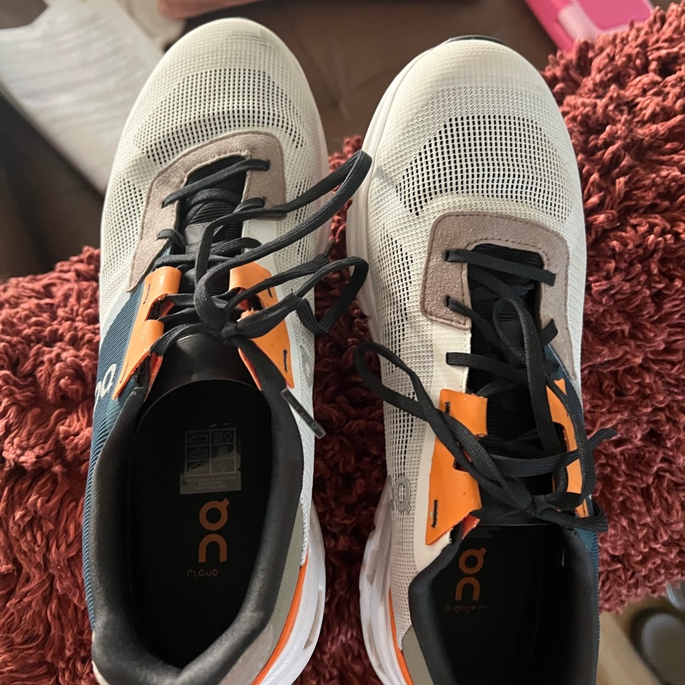 On cloud running shoes. Worn for approximately 6 miles. Not enough arch support